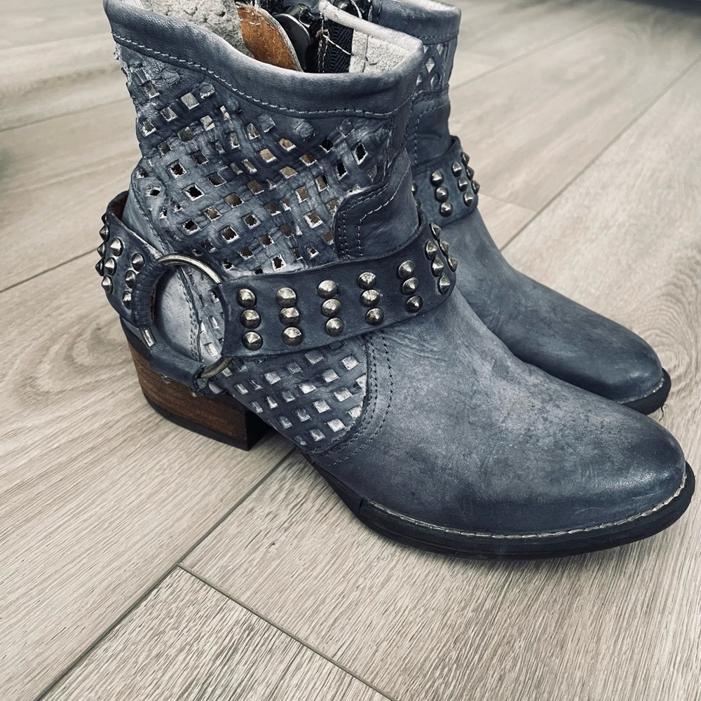 Very Volatile Studded Leather Western Ankle Booties Size 6,5 Blue Gray Harness